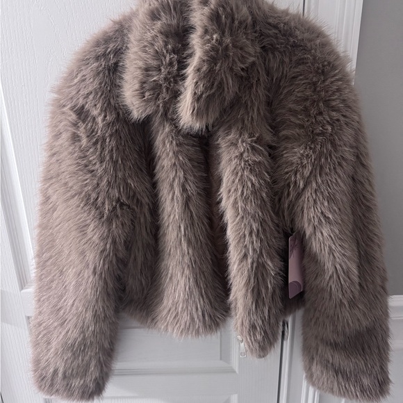 Luxurious Faux Fur Women's Jacket - Tan - Picture 4 of 7